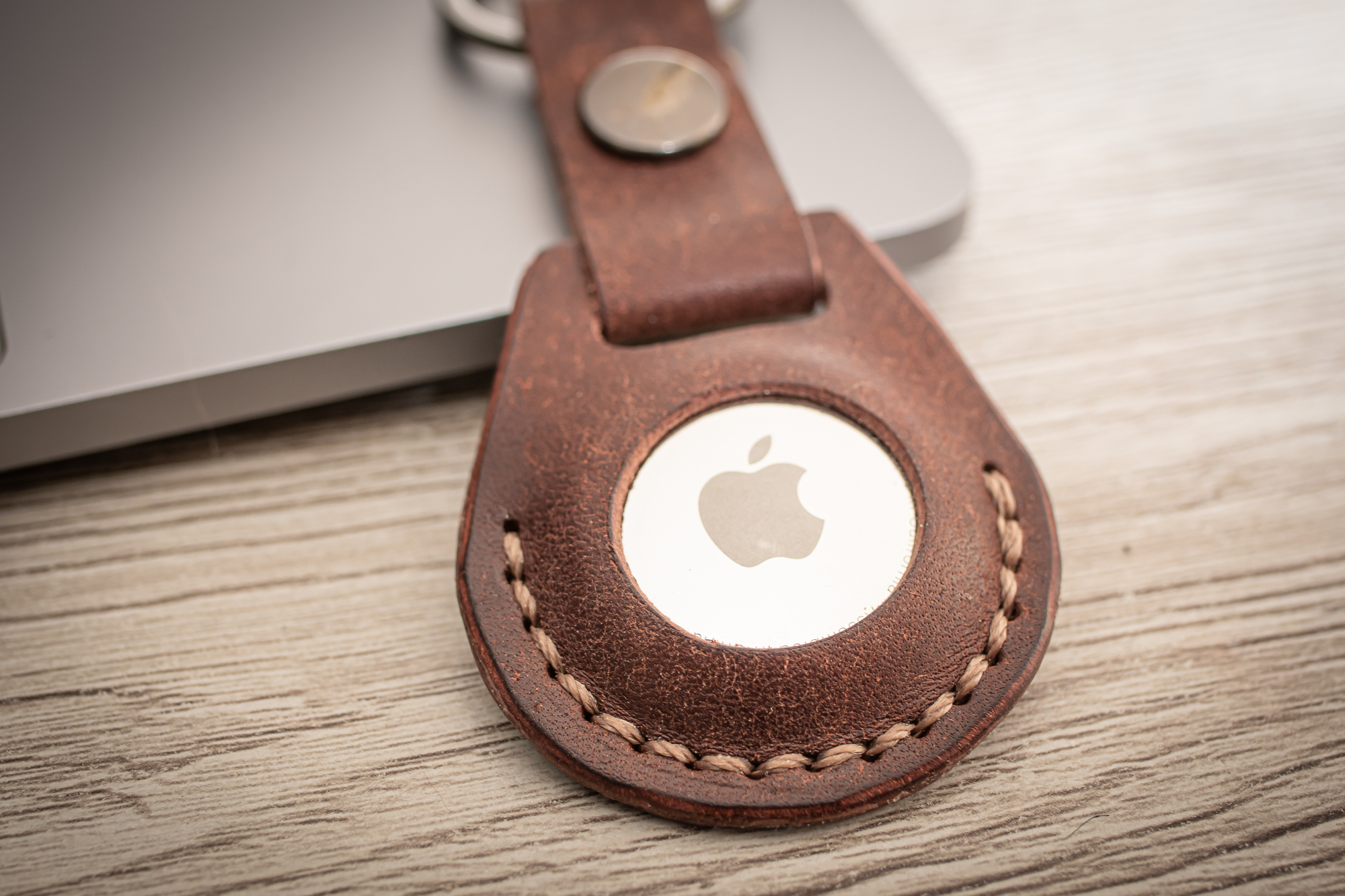 Accezz ﻿Étui de porte-clés en cuir véritable pour Apple AirTag - Gris
