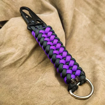 Porte-clé de survie en paracorde Sanctified ultra-violet/noir avec mousqueton